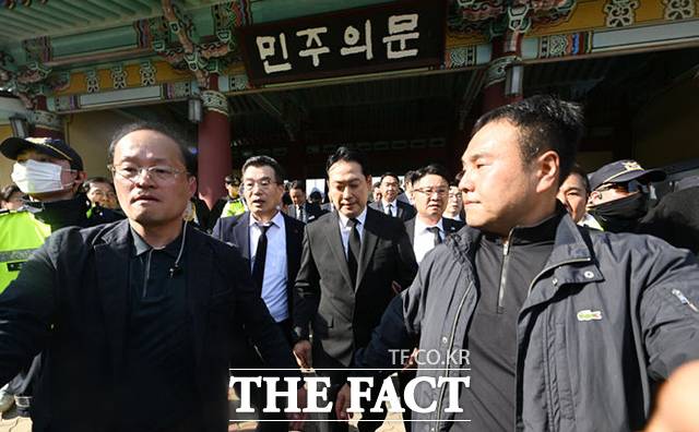 민주의 문 나서는 장 대표. /광주=뉴시스