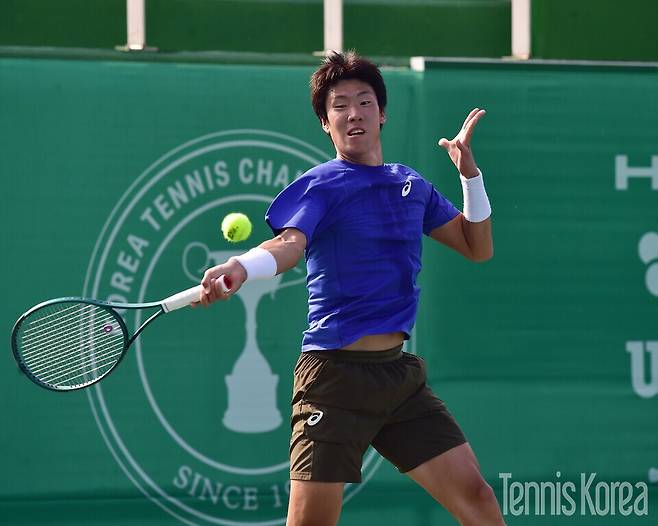 남자단식 1번 시드의 신우빈이 진땀 승을 거두며 16강에 합류했다.