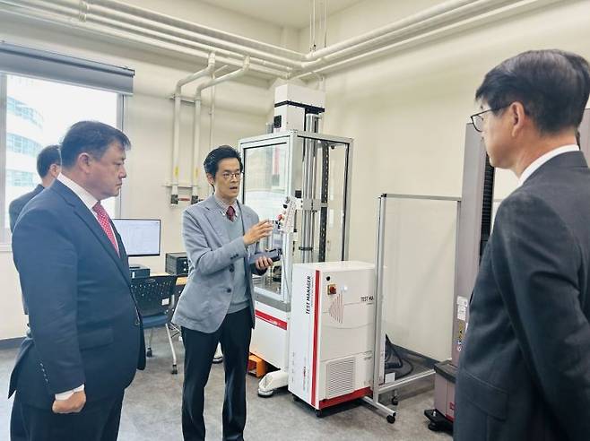 박명균 경남도 행정부지사(왼쪽)가 인제대에서 '라이즈(RISE)' 사업 관련 추진 성과를 확인하고 있다.