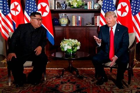 2018년 6월 12일 싱가포르에서 열린 미북 정상회담에서 만난 북한 김정은(왼쪽)과 도널드 트럼프 미국 대통령./연합뉴스