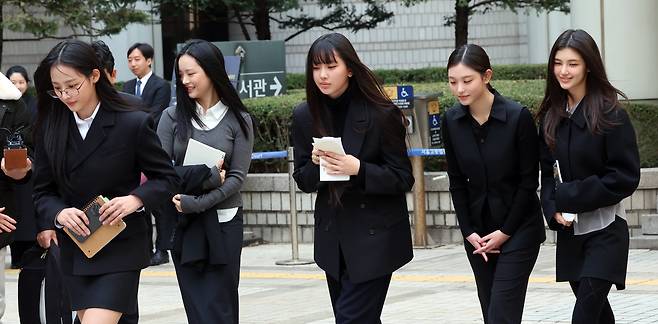 그룹 뉴진스(왼쪽부터 민지, 하니, 혜인, 해린, 다니엘)가 서울 서초구 서울중앙지방법원에서 어도어 측이 멤버들을 상대로 제기한 ‘기획사 지위보전 및 광고계약 체결 등 금지’ 가처분 첫 심문기일을 마친 후 법원을 나서고 있다./뉴스1