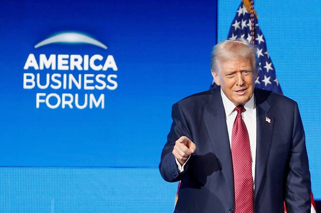 도널드 트럼프 미국 대통령이 5일 미국 플로리다주 마이애미에서 열린 미국 비즈니스 포럼에서 연설하고 있다. /연합뉴스