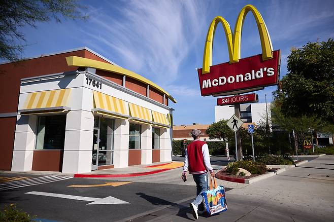 5일(현지 시각) 미국 캘리포니아주 로스앤젤레스에서 한 시민이 맥도날드 앞을 지나가고 있다. /EPA=연합뉴스