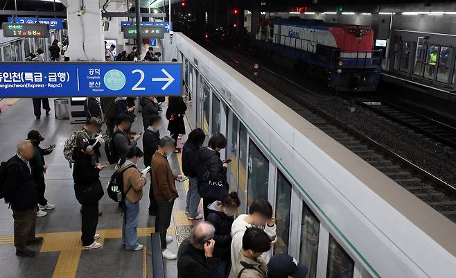 6일 서울 용산역에서 관계자들이 궤도를 이탈한 화물열차를 수습하고 있다. 코레일에 따르면 이날 오후 3시 36분께 용산역에서 제3223 화물열차의 뒤쪽 1량이 궤도에서 벗어났다. /연합뉴스