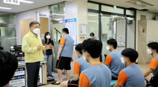 병무청이 6일부터 대학 진학을 이유로 입영일자 연기를 신청하는 병역의무자를 대상으로 '즉시 자동처리' 시스템을 도입한다. 연합뉴스