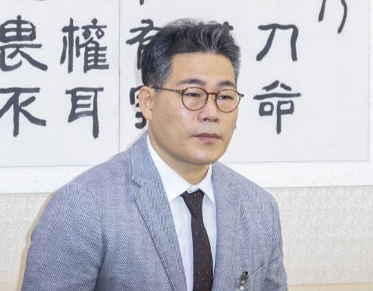 백해룡 경정이 지난달 27일 서울 여의도 국회 법제사법위원회에서 열린 2025년 국정감사에 출석해 인사하고 있다. 연합뉴스