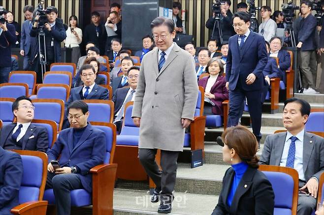 이재명 대통령이 지난해 더불어민주당 당대표 시절 의원총회에 참석하고 있다. ⓒ데일리안 홍금표 기자