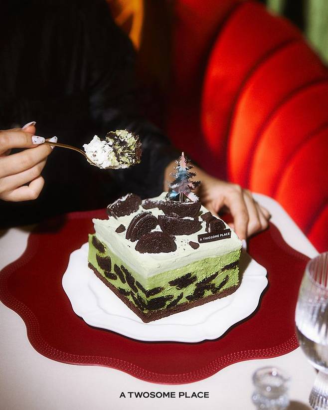 말차 아박 홀케이크 연출 이미지.ⓒ투썸플레이스
