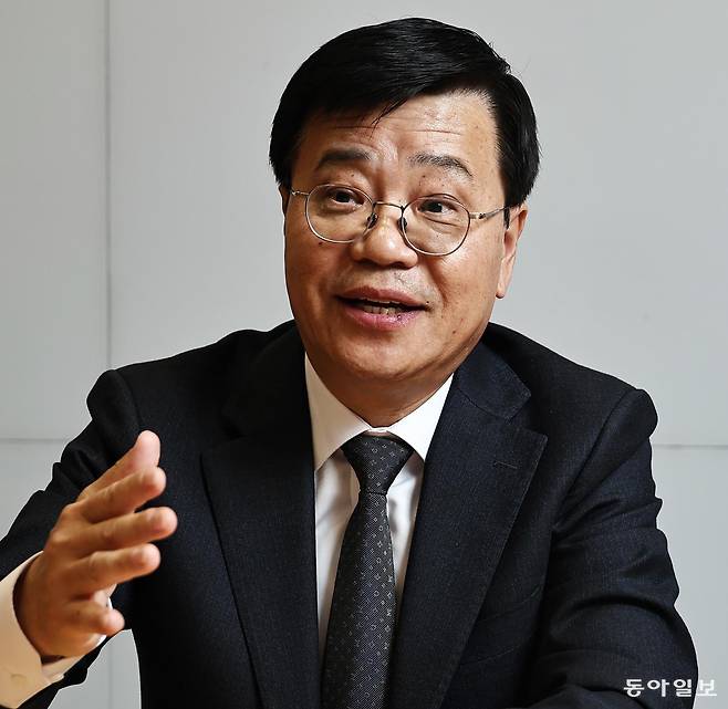 지난달 30일 서울 종로구 동아미디어센터에서 만난 이주열 대학혁신지원사업 총괄협의회장(남서울대 보건행정학과 교수)은 “융합형 인재 양성에 기존 학과 중심 구조로는 한계가 있다”며 “유연한 학사제도로 융합형 인재를 기르는 등 대학의 자율 혁신 노력이 중요하다”고 강조했다. 양회성 기자 yohan@donga.com