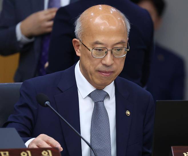 조원철 법제처장이 16일 세종시 정부세종청사에서 열린 제42회 국무회의에서 자료를 살펴보고 있다. 2025.09.16. 대통령실통신사진기자단