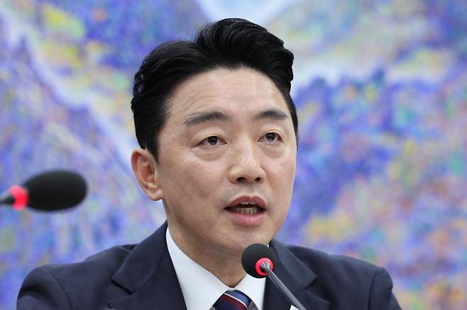 강훈식 대통령 비서실장이 6일 서울 여의도 국회에서 열린 국회운영위원회의 대통령비서실 등에 대한 국정감사에서 의원 질의에 답변하고 있다. 2025.11.6/뉴스1