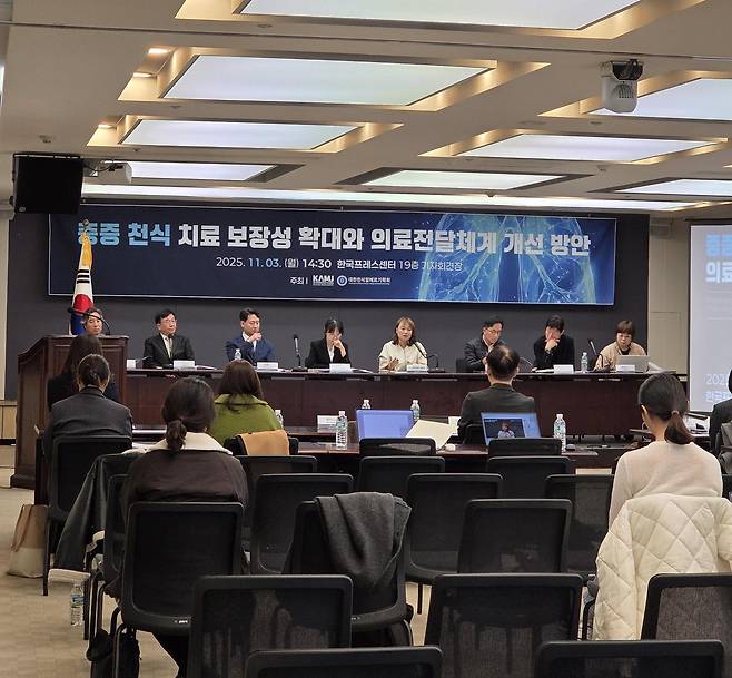 3일 서울 중구 한국프레스센터에서 한국의학바이오기자협회와 대한천식알레르기학회 공동 주최로 열린 ‘중증 천식 치료 보장성 확대와 의료전달체계 개선 방안’ 심포지엄에서 참석자들이 토론을 하고 있다. 한국의학바이오기자협회 제공