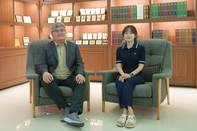 윤진호(왼쪽) 환경에너지공학과 교수, 박진아 박사. GIST 제공.