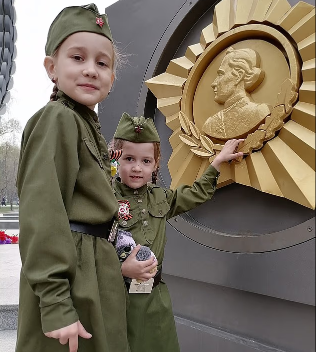 우크라이나 전쟁에서 아버지를 잃은 키라 피메노바(11세·왼쪽)와 , 여동생 아나스타샤(7세). [모친 빅토리아 피메노바 인스타그램 캡처]