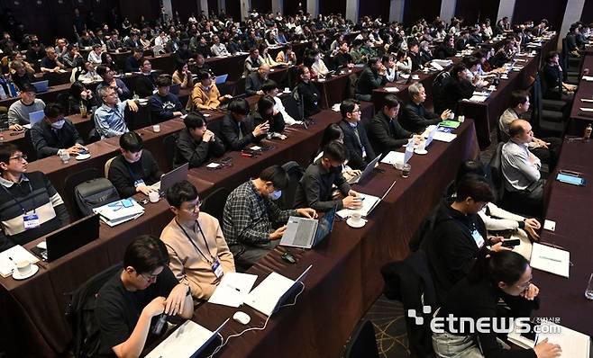 전자신문, 한국디지털문서플랫폼협회가 주최한 '디지털문서 플랫폼 콘퍼런스 2025'가 6일 서울 서초구 엘타워에서 열렸다. 청중들이 강연을 경청하고 있다. 김민수기자 mskim@etnewsc.om