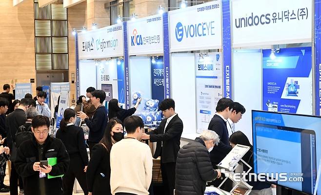 전자신문, 한국디지털문서플랫폼협회가 주최한 '디지털문서 플랫폼 콘퍼런스 2025'가 6일 서울 서초구 엘타워에서 열렸다. 관람객이 부스를 둘러보고 있다. 김민수기자 mskim@etnewsc.om