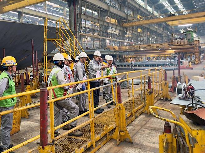 김찬 케이조선 대표이사가 케이조선 내 선각 공장에서 현장 안전 점검을 진행하고 있다. 케이조선 제공