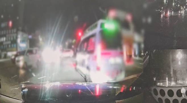 순찰차 앞을 지나는 사설 구급차 모습 (경찰 제공. 재판매 및 DB 금지) /사진=뉴스1