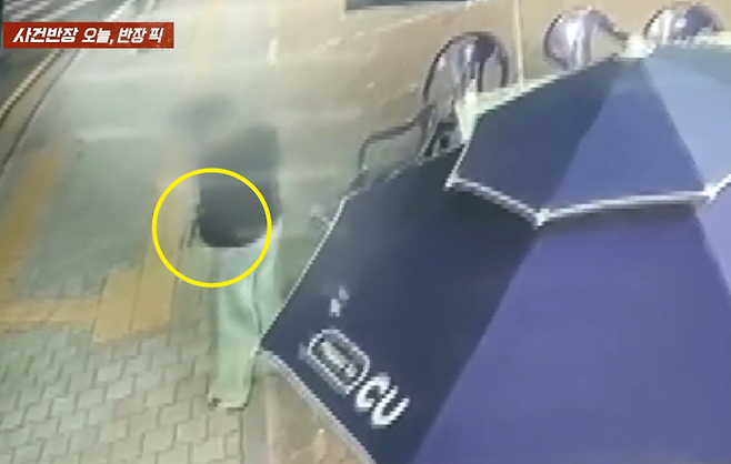 지난 10월 26일 오전 3시 30분께 서울 마포구 홍대 인근의 한 편의점 앞 야외 테이블에 있던 A씨의 가방을 한 남성이 훔쳐 가고 있다./사진=JTBC '사건반장' 캡처