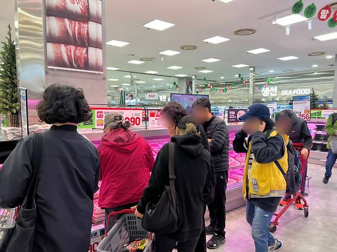 6일 서울 중구 롯데마트 제타플렉스 서울역점 축산코너에 '990원 삼겹살'을 사기 위한 고객들이 몰려 있다. 사진=김현지 기자