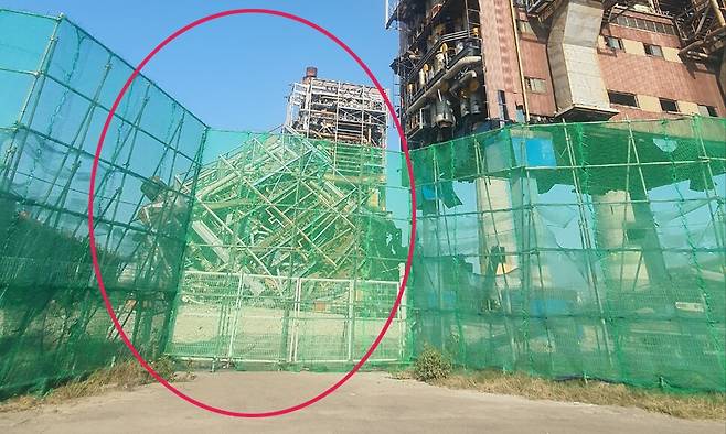 6일 오후 2시 2분께 울산 남구 용잠동 한국동서발전 울산발전본부 울산화력발전소에서 60m 높이 보일러 타워가 무너졌다. 무너진 보일러 타워 모습. 연합뉴스=독자 제공