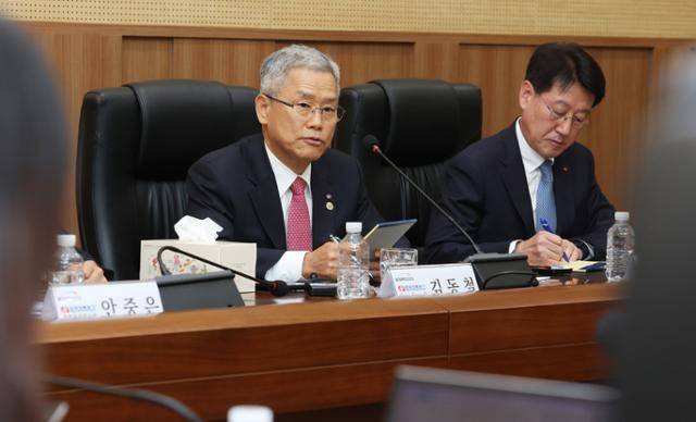 김동철(왼쪽) 한국전력공사 사장이 5일 광주 김대중컨벤션센터에서 기자간담회를 열고 전기요금 인상과 관련 입장을 밝히고 있다. 한국전력공사 제공