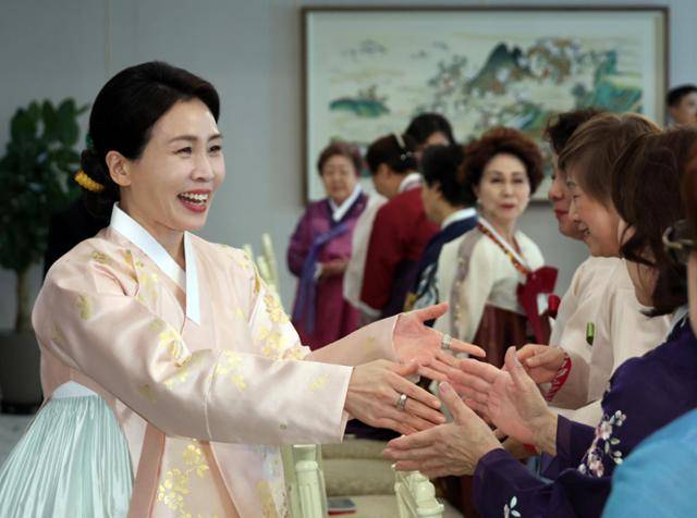 김혜경 여사가 6일 서울 용산 대통령실에서 열린 재일본대한민국부인회 차담회에서 참석자들과 인사하고 있다. 대통령실통신사진기자단