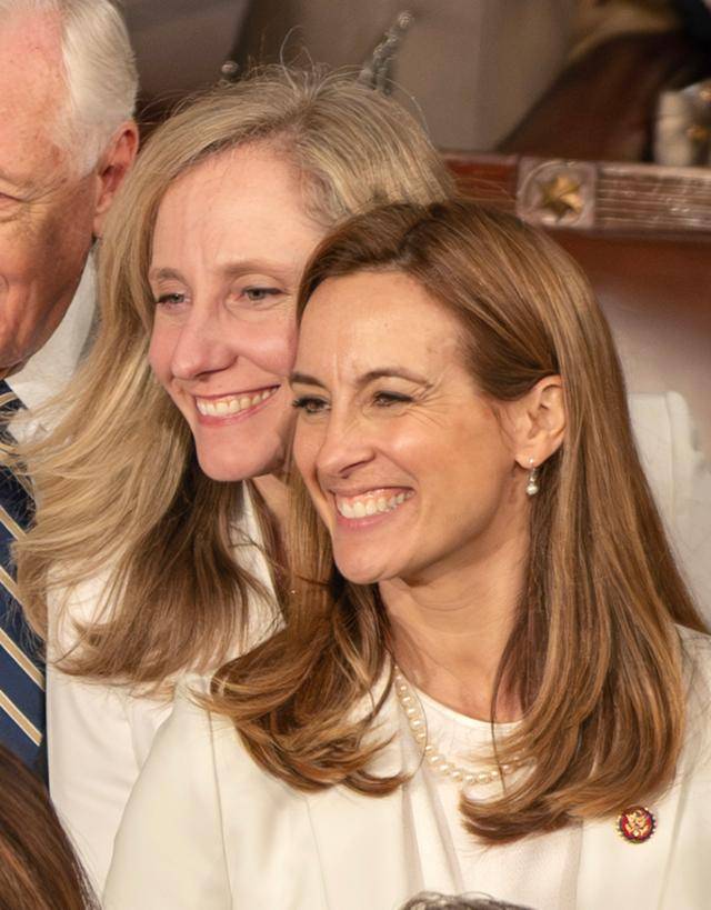 4일 진행된 미국 지방선거에서 버지니아 주지사로 선출된 애비게일 스팬버거(왼쪽) 전 하원의원과 뉴저지 주지사로 뽑힌 마이키 셰릴 하원의원(뉴저지)이 2019년 2월 도널드 트럼프 당시 대통령의 국정연설을 듣기 위해 워싱턴 연방의회에 모여 있다. 워싱턴=UPI 연합뉴스