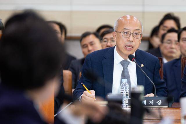 조원철 법제처장이 30일 서울 여의도 국회에서 열린 법제사법위원회의 법무부 등에 대한 국정감사에서 의원 질의에 답하고 있다. 뉴스1