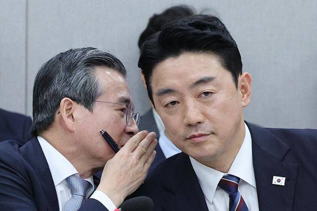 강훈식(오른쪽) 대통령 비서실장과 김용범 정책실장이 6일 국회에서 열린 국회운영위원회의 대통령비서실 등에 대한 국정감사에서 귀엣말을 나누고 있다. 뉴스1