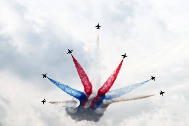 10월 19일 경기도 성남시 서울공항에서 열린 '서울 국제항공우주 및 방위산업 전시회(ADEX)'에서 공군 특수비행팀 블랙이글스가 에어쇼를 선보이고 있다. 연합뉴스
