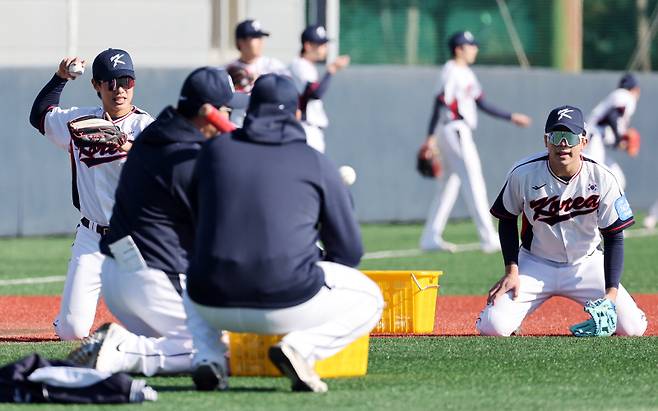 <yonhap photo-4278="">야구 국가대표팀 송성문과 김영웅이 3일 경기 고양 국가대표 야구 훈련장에서 바닥에 무릎을 대고 수비 훈련을 하고 있다. 연합뉴스</yonhap>