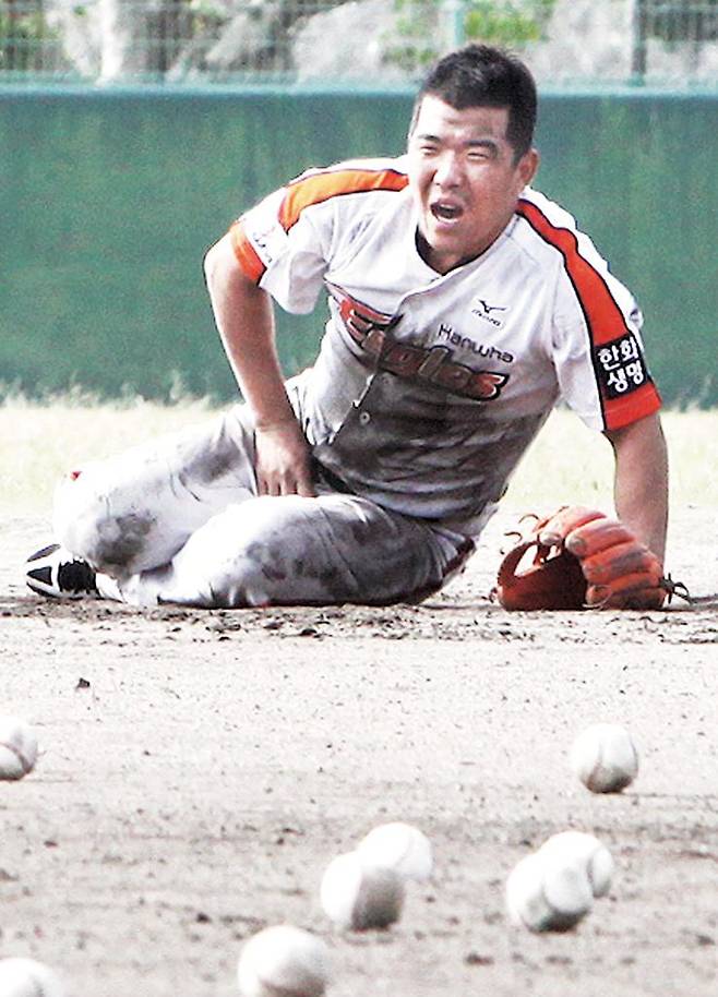 2014년 말 김성근 감독 부임 후 펑고 훈련을 하며 힘겨워 하는 정근우. IS 포토