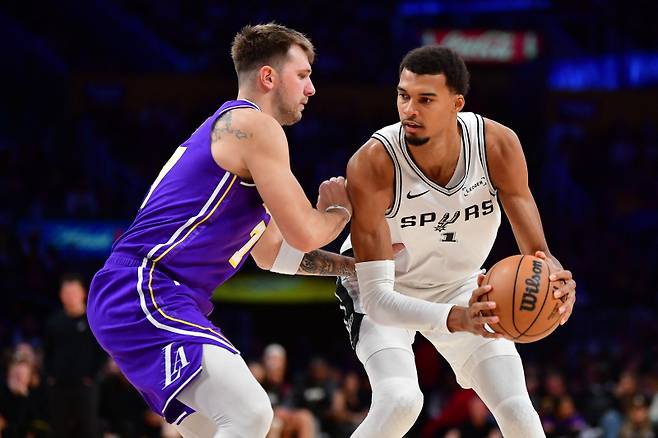 <yonhap photo-4790=""> Nov 5, 2025; Los Angeles, California, USA; San Antonio Spurs forward Victor Wembanyama (1) controls the ball against Los Angeles Lakers guard Luka Doncic (77) during the second half at Cryptocom Arena. Mandatory Credit: Gary A. Vasquez-Imagn Images/2025-11-06 15:39:18/<저작권자 ⓒ 1980-2025 ㈜연합뉴스. 무단 전재 재배포 금지, AI 학습 및 활용 금지></yonhap>
