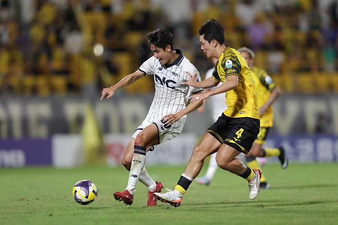 서울 이랜드(흰색 유니폼)와 전남 드래곤즈. 사진=프로축구연맹