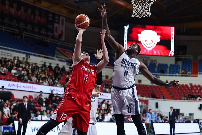 6일 울산동천체육관에서 열린 현대모비스와 소노의 2025~26 LG전자 프로농구 정규리그 경기. 현대모비스 함지훈(왼쪽)이 골밑슛을 시도하고 있다. 사진=KBL