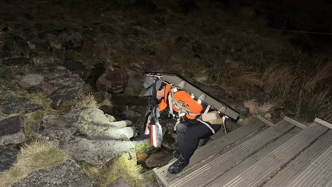 한라산 영실코스를 수색하는 소방