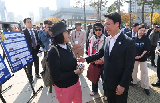 김민석 국무총리가 5일 광화문광장에서 열린 개발협력주간 홍보존을 방문해 시민들과 대화하고 있다. 이 행사는 외교부·한국국제협력단 등이 주최, 개발협력의 의미를 알린 자리다. [뉴스1]