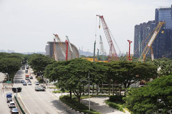 지난달 31일 싱가포르 도심. 곳곳에서 공사가 이뤄지고 있다. [중앙포토]