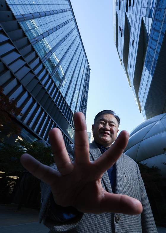 3일 서울 상암동 중앙일보에서 만난 미국 월스트리트의 시각장애인 애널리스트 신순규 씨는 "혼란스러운 시대를 잘 살아내는 방법은 희망의 이유, 행복해야 할 이유를 찾는 것"이라고 말했다. 우상조 기자