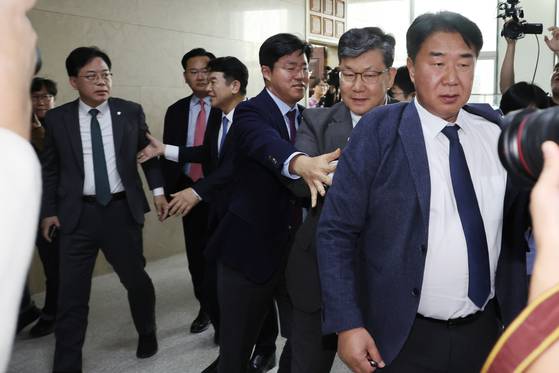 송언석 국민의힘 원내대표와 이 기헌 더불어민주당 의원이 6일 서울 여의도 국회에서 열린 운영위원회의 대통령비서실과 국가안보실, 대통령경호처 등에 대한 국정감사에서 여야 설전으로 정회된 직후 이른바 '배치기'를 하는 등 격하게 충돌하자 동료의원들이 제지하고 있다. 연합뉴스