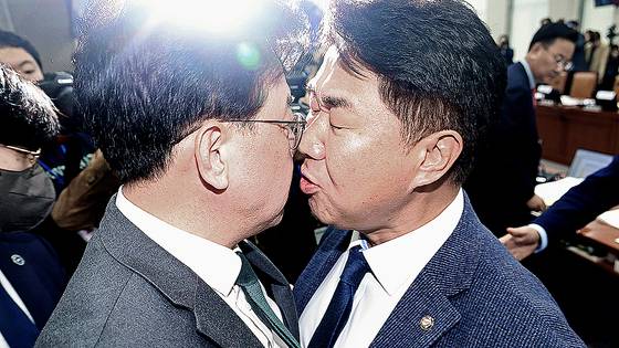 송언석 국민의힘 원내대표(왼쪽)와 이기헌 더불어민주당 의원이 6일 오전 서울 여의도 국회에서 열린 운영위원회의 대통령비서실 등 국정감사에서 정회 후 퇴장하는 과정에 충돌하고 있다. 뉴시스