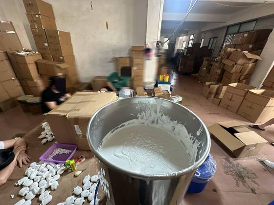 중국 당국이 지난 4월 광저우 소재 화장품 가품 제조 현장을 단속할 당시 찍힌 사진. 이곳에서 국내 뷰티 브랜드 메디큐브를 베낀 가품이 다수 발견됐다. 사진 에이피알