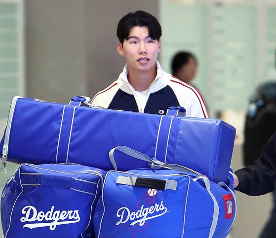 (서울=뉴스1) 황기선 기자 = 메이저리그(MLB) 진출 첫 시즌부터 월드시리즈(WS) 우승을 함께한 LA 다저스 김혜성이 6일 오후 인천국제공항을 통해 귀국하고 있다.  김혜성은 올해 정규시즌 71경기에 출전해 0.280의 타율과 3홈런 17타점 13도루 등을 기록했다. 2025.11.6/뉴스1