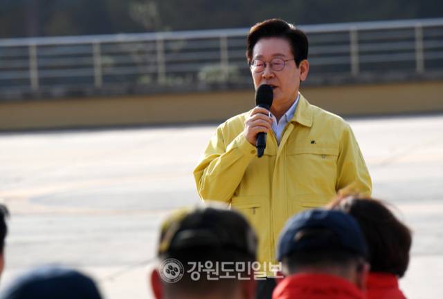 ▲ 이재명 대통령이 6일 강원 원주 산림항공본부를 찾아 산불진화 관·군 합동훈련을 참관하고 산불대책을 종합 점검했다. 김정호 기자