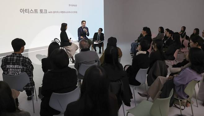 로열 콘세르트헤바우 내한공연을 위해 한국을 찾은 지휘자 클라우스 메켈레(맨 윗줄 가운데)가 5일 서울 예술의전당 공연에 앞서 열린 '아티스트 토크'에서 관객들의 질문에 답변하고 있다.  / 문경덕 기자