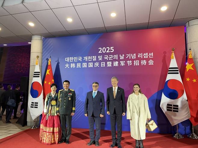 6일 저녁 중국 베이징 한국대사관저에서 개천절 및 제77주년 국군의날 기념 리셉션이 열렸다. 최근 한·중 관계 개선 흐름을 반영하듯 예년에 비해 중국 정부 측 참석자들이 늘었다. 베이징=김은정 특파원