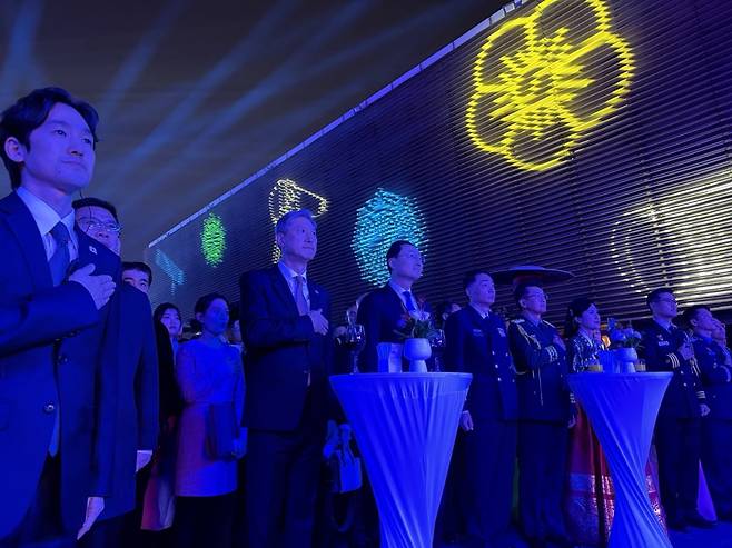 6일 저녁 중국 베이징 한국대사관저에서 개천절 및 제77주년 국군의날 기념 리셉션이 열렸다. 최근 한·중 관계 개선 흐름을 반영하듯 예년에 비해 중국 정부 측 참석자들이 늘었다. 베이징=김은정 특파원