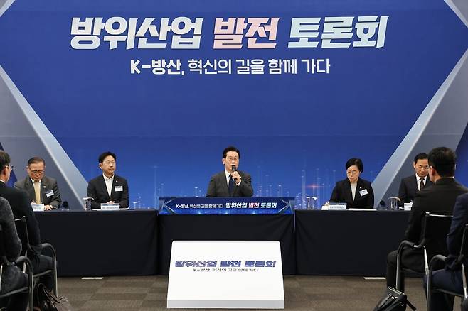 이재명 대통령이 20일 경기 고양시 일산서구 킨텍스에서 열린 방위산업 발전토론회에서 모두발언을 하고 있다. 연합뉴스