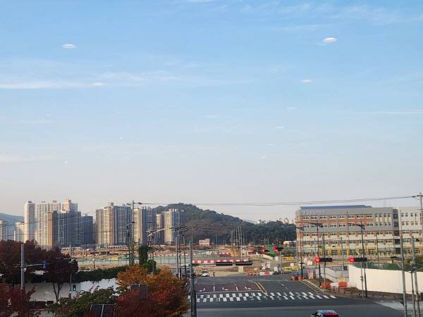 지난 9월 개교한 신문초등학교(오른쪽)가 있는 신문지구 및 신문1지구 도시개발사업지역 전경.